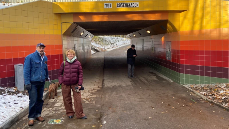 Konstnärerna Björn Carnemalm och Ingrid Sandsborg vid den nu utsmyckade tunneln mellan Adolfsberg och Rosengården i Helsingborg.